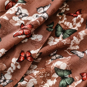 Vue macro détaillée de l'écharpe en coton et lin à chevrons avec imprimé papillon floral