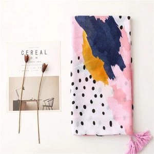 Écharpe chic en coton et lin avec motifs à blocs colorés et pompons roses