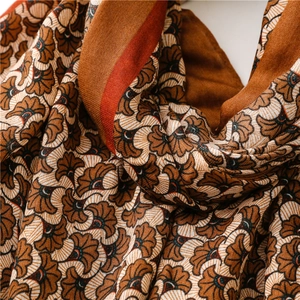 Détail macro d'une écharpe à motifs rétro avec rayures contrastées et texture douce
