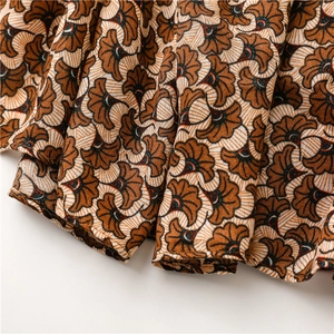 Gros plan détaillé du tissu en coton lin à imprimé floral vintage avec couture fine