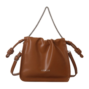 Borsa a secchiello marrone con coulisse, catena argento e tracolla regolabile
