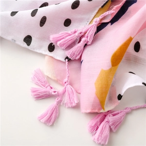 Détail de l'écharpe en coton léger avec pois et finitions à franges roses douces