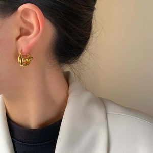 Boucles d'oreilles nœuds dorées élégantes pour femmes avec design minimaliste en métal torsadé