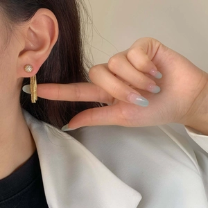 Boucles d'oreilles pendantes dorées avec sphère en zircon et chaînes métalliques fines
