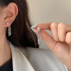 Boucles d'oreilles argentées avec sphères serties de zircons et franges métalliques