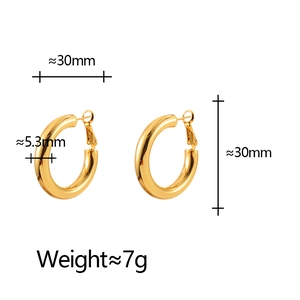 Detailansicht goldener Creolen mit 30 mm Durchmesser und 5,3 mm Dicke für Damen