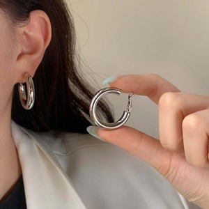 Schicke silberne Creolen hochglanzpoliert für Damen, minimalistisches dickes Ringdesign