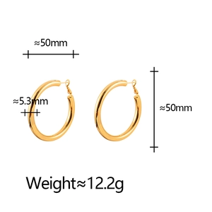 Polierte Gold-Creolen mit 50mm Durchmesser und 5,3mm Stärke in Detailansicht