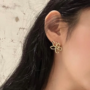 Minimalist hollow floral gold stud earrings for women with elegant petal design