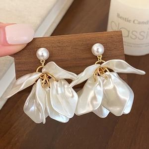 Acrylic Flower Petal Tassel Earrings With Imitation Artificial Pearl Alloy Elegant Sweet Floral Dangle For Women