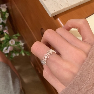 Eleganter silberner Hohlblumenring mit zartem Gänseblümchenmuster für minimalistischen Stil