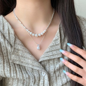 Elegante zweilagige Perlenkette mit Silberkette und Kristallanhänger für Damen