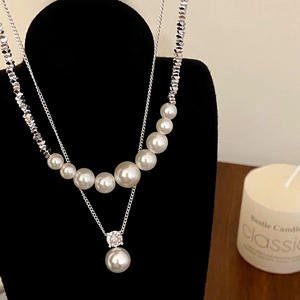 Collana a doppio strato in argento con perle sfumate e ciondolo in zircone scintillante