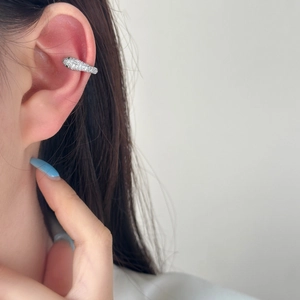 Squisito ear cuff a forma di serpente in argento S925 con zirconi e occhio di gemma verde
