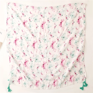 Dettaglio sciarpa in cotone bianco con stampa farfalle rosa e nappe verdi eleganti