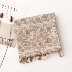 Dettaglio della sciarpa in cotone vintage con motivo paisley e nappe bicolori