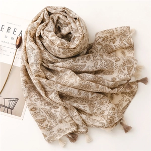 Dettaglio sciarpa in cotone lino con motivo paisley e frange in stile retrò vintage