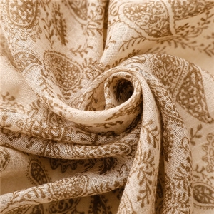 Dettaglio della stampa paisley vintage su morbido tessuto in cotone e lino beige naturale