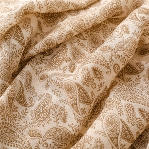 Primo piano di tessuto in cotone e lino beige con motivo paisley vintage e trama