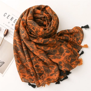 Dettaglio della sciarpa in cotone paisley con nappe su sfondo decorativo stile di vita