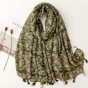 Sciarpa verde in cotone e lino con motivo paisley e nappe su sfondo materico