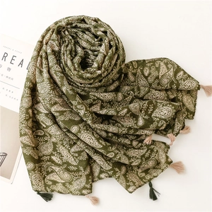 Dettaglio scialle in cotone e lino con stampa paisley e nappe fatte a mano