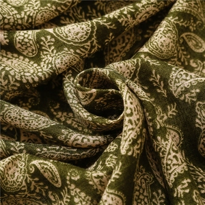 Dettaglio della sciarpa morbida in cotone e lino con motivo paisley e trama spessa