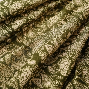 Dettaglio ravvicinato del motivo paisley verde oliva sul tessuto in cotone e lino