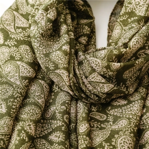 Primo piano della sciarpa paisley verde scuro con trama tessuta in cotone e lino morbido