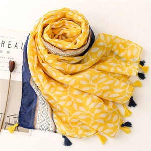 Écharpe en coton et lin jaune à motif feuilles tropicales avec pompons marine