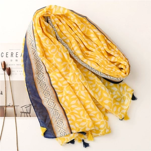 Écharpe en coton jaune avec imprimé feuilles blanches, bordure et glands déco