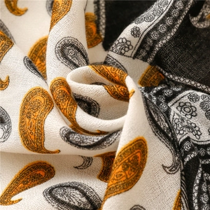 Détail rapproché du motif Paisley avec une texture tissée douce de haute qualité