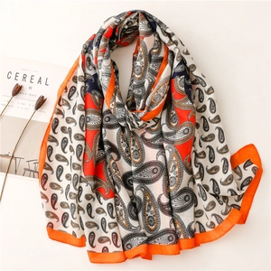 Écharpe longue en lin imprimé paisley avec bordures orange vif et motifs floraux classiques