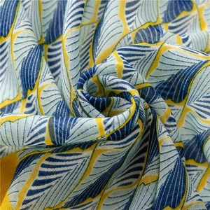 Schal mit blauem Blattmuster im modernen nordischen Stil aus weichem Leinenmix