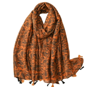 Sciarpa retrò in cotone e lino con motivo paisley arancio e nero e nappine a mano