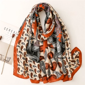 Écharpe femme orange au motif Paisley en coton et lin avec un drapé doux et élégant
