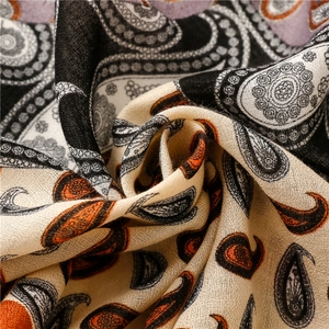 Gros plan sur le motif paisley d'une écharpe en coton et lin douce et respirante