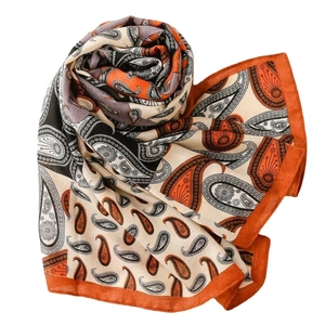 Écharpe à motif Paisley orange et beige au toucher lin pour la protection solaire