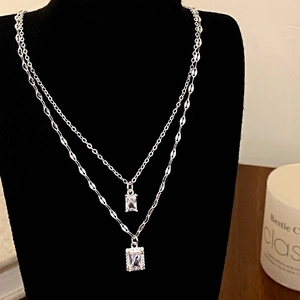 Lagenhalskette Versilbertes Kupfer Rechteckiger Zirkon Anhänger Minimalistischer Schicker Modeschmuck Für Frauen