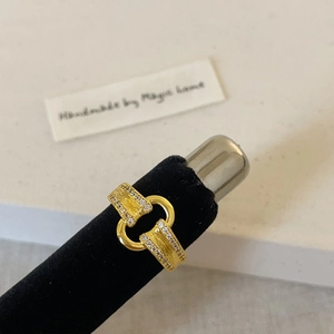 Bague géométrique plaquée or avec texture brossée et pierres de zircone étincelantes