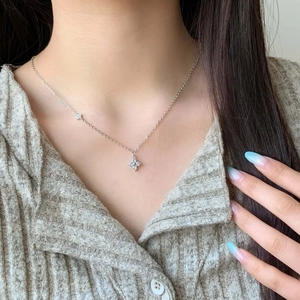 Elegante collana con ciondolo a fiore in zircone e argento sterling da donna