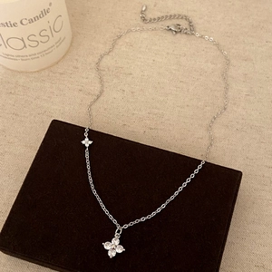Elegante collana d'argento con fiori di zircone su una scatola di gioielli lusso