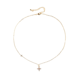 Elegante collana dorata con fiori in zircone e doppio ciondolo su sfondo bianco puro