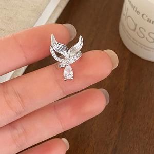 Elegante ear cuff a coda di sirena in argento con pendente in zircone a goccia d'acqua