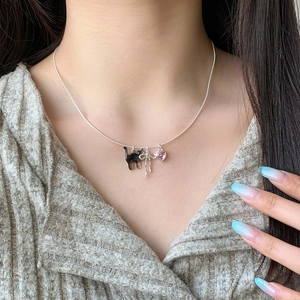 Collana con zircone a cuore rosa, gatto e fiocco indossata da una modella