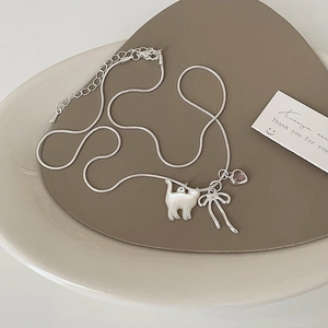 Dettaglio collana gatto argento con fiocco e pietra cuore viola su catena a serpente
