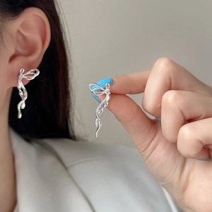Orecchini a fiocco in argento con zirconi scintillanti e nappe dal design elegante