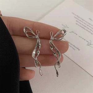 Dettaglio orecchini a fiocco in argento con nappine lunghe e pietre in zircone lucide