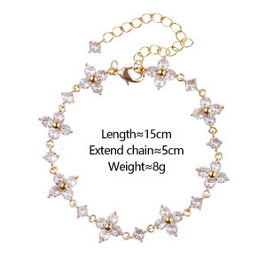 Detailansicht des goldenen Kleeblatt-Armbands mit Maßen von 15 cm plus 5 cm Verlängerung