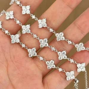 Elegante Halskette mit silbernen Kleeblättern und Zirkonia für den täglichen Gebrauch
